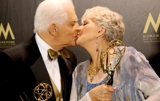 El 29 de abril de 2018 en Pasadena, Bill Hayes y Susan Seaforth Hayes fueron fotografiados junto al Premio a la Trayectoria durante la 45ª edición anual de los Premios Daytime Emmy (Foto: Michael Tran/FilmMagic)