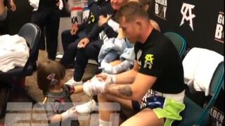 La familia es primero: 'Canelo' Álvarez jugó con su pequeña hija antes de salir a pelear contra Kovalev en Las Vegas [VIDEO]