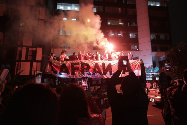 Hinchas alentaron previo a la llegada de Perú al Estadio Nacional. (Foto: Anthony Niño de Guzmán / GEC)