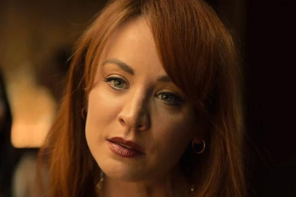 Kaley Cuoco interpreta a Emma Brackett, una asesina internacional y madre de familia, en la película "Role Play" (Foto: Amazon Prime Video)