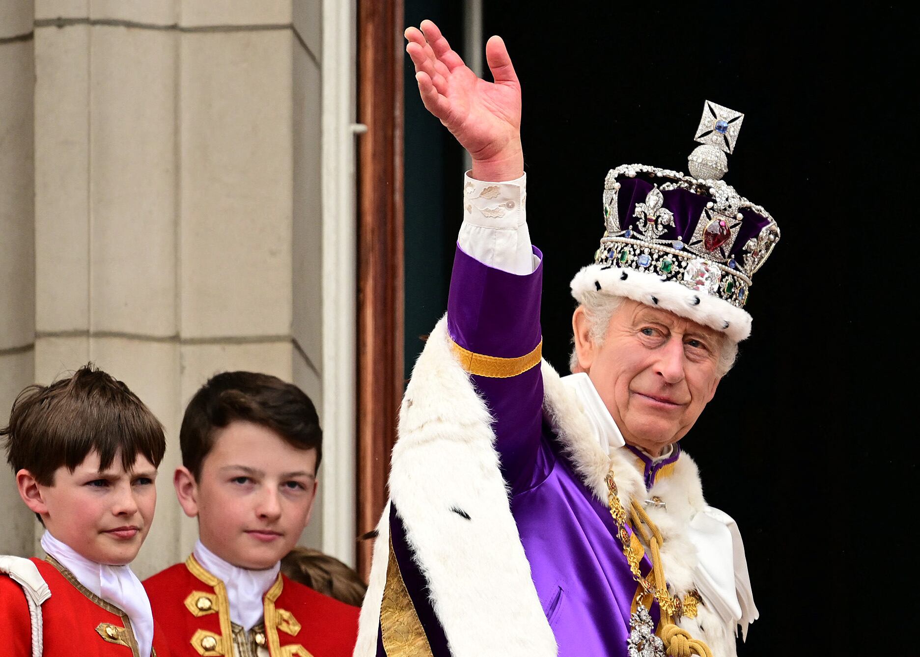 El rey Carlos III de Gran Bretaña salud a los ciudadanos desde el balcón del Palacio de Buckingham, en Londres, luego de su coronación del 6 de mayo de 2023 (Foto: AFP)