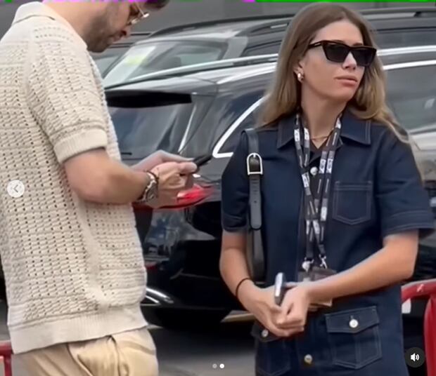 Gerard Piqué más preocupado en su celular que en su novia Clara Chía Martí (Foto: Quiencom / Instagram)