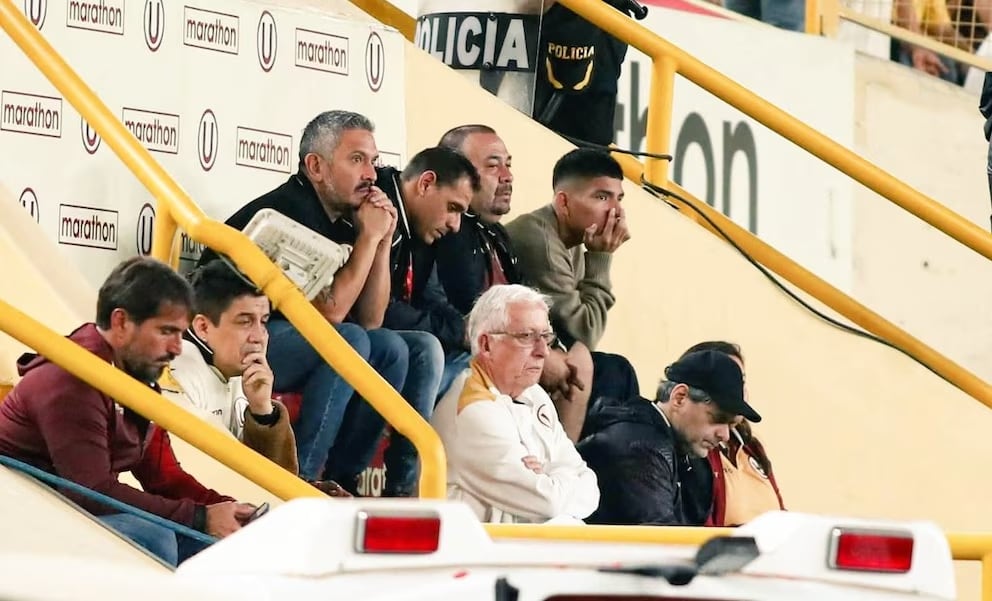 Piero Quispe acompañado de dirigentes de Universitario viendo el partido ante Sport Huancayo. - créditos: Twitter