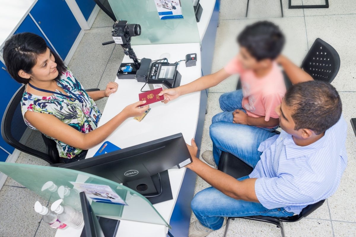 Conoce qué debes hacer si el menor viaja solo o con uno de sus padres (Foto: Migraciones)