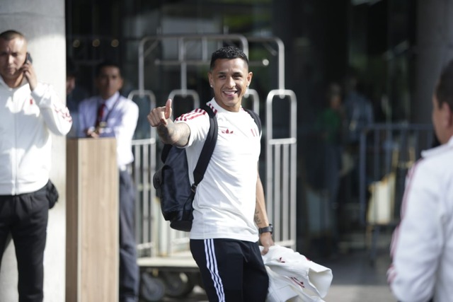 Con la indumentaria retro, la Selección Peruana partió rumbo al aeropuerto, para viajar a La Paz y disputar las Eliminatorias. (Foto: César Bueno @photo.gec)