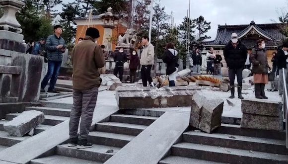 Personas paradas cerca de una puerta torii derrumbada causada por un terremoto en el Santuario Onohiyoshi en Kanazawa, prefectura de Ishikawa, Japón, el 1 de enero de 2024 | Foto: Kyodo via REUTERS