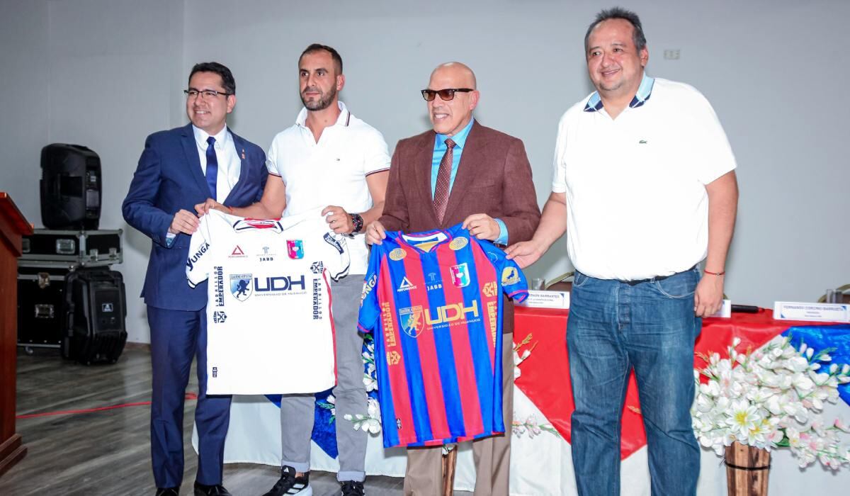 Roberto Mosquera en su presentación como DT de Alianza Universidad. (Foto: Alianza Universidad)