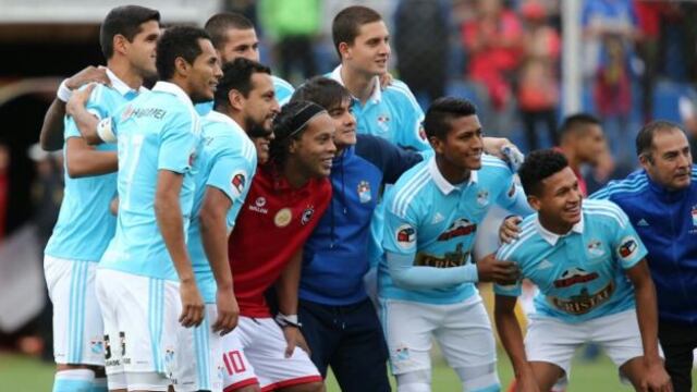 Ronaldinho y la euforia que generó al tomarse una foto con los jugadores de Cristal