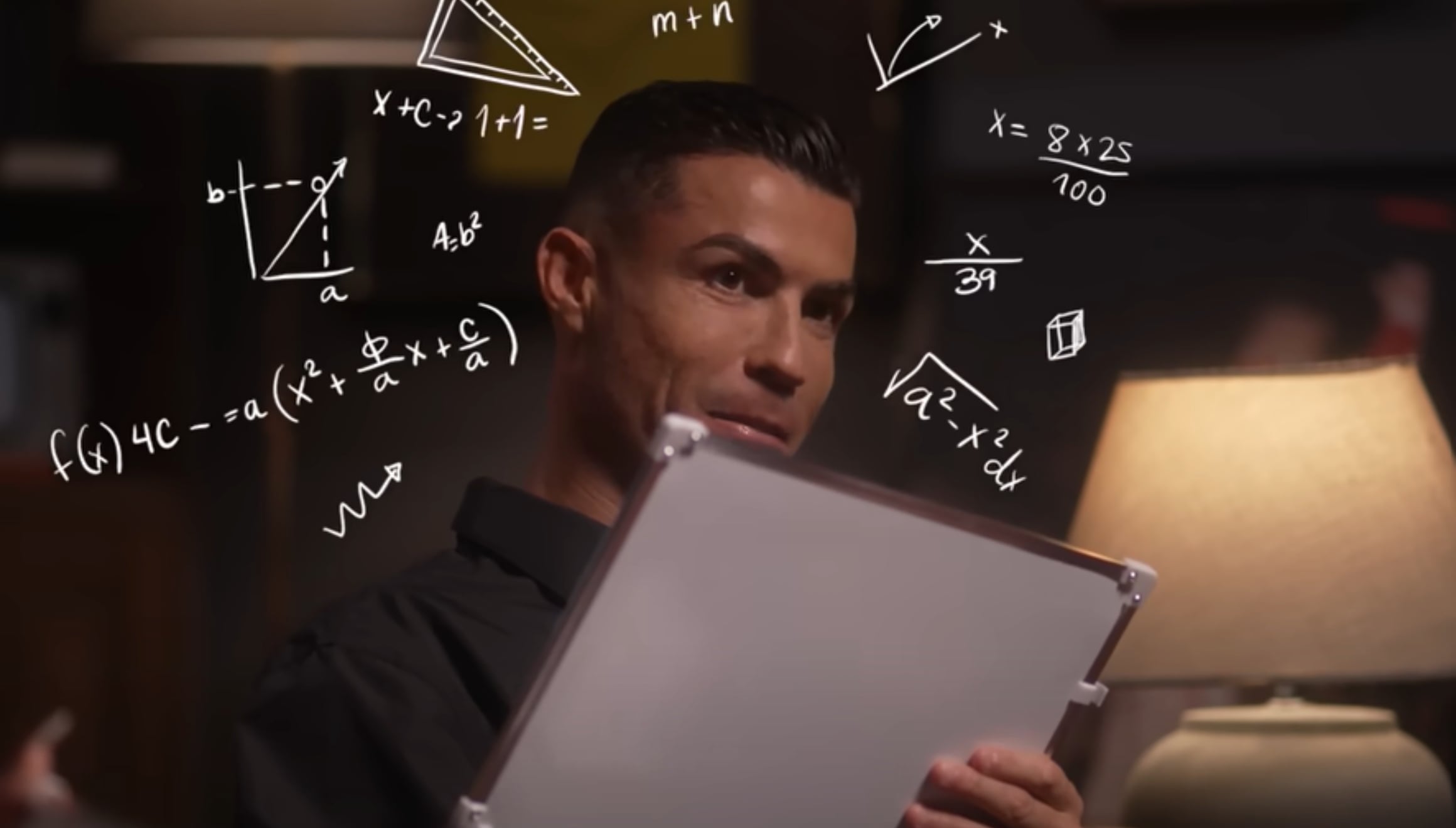 Cristiano Ronaldo responde una de las preguntas de Georgina Rodríguez en uno de sus videos (Foto: UR · Cristiano / YouTube) (Foto: UR · Cristiano / YouTube)