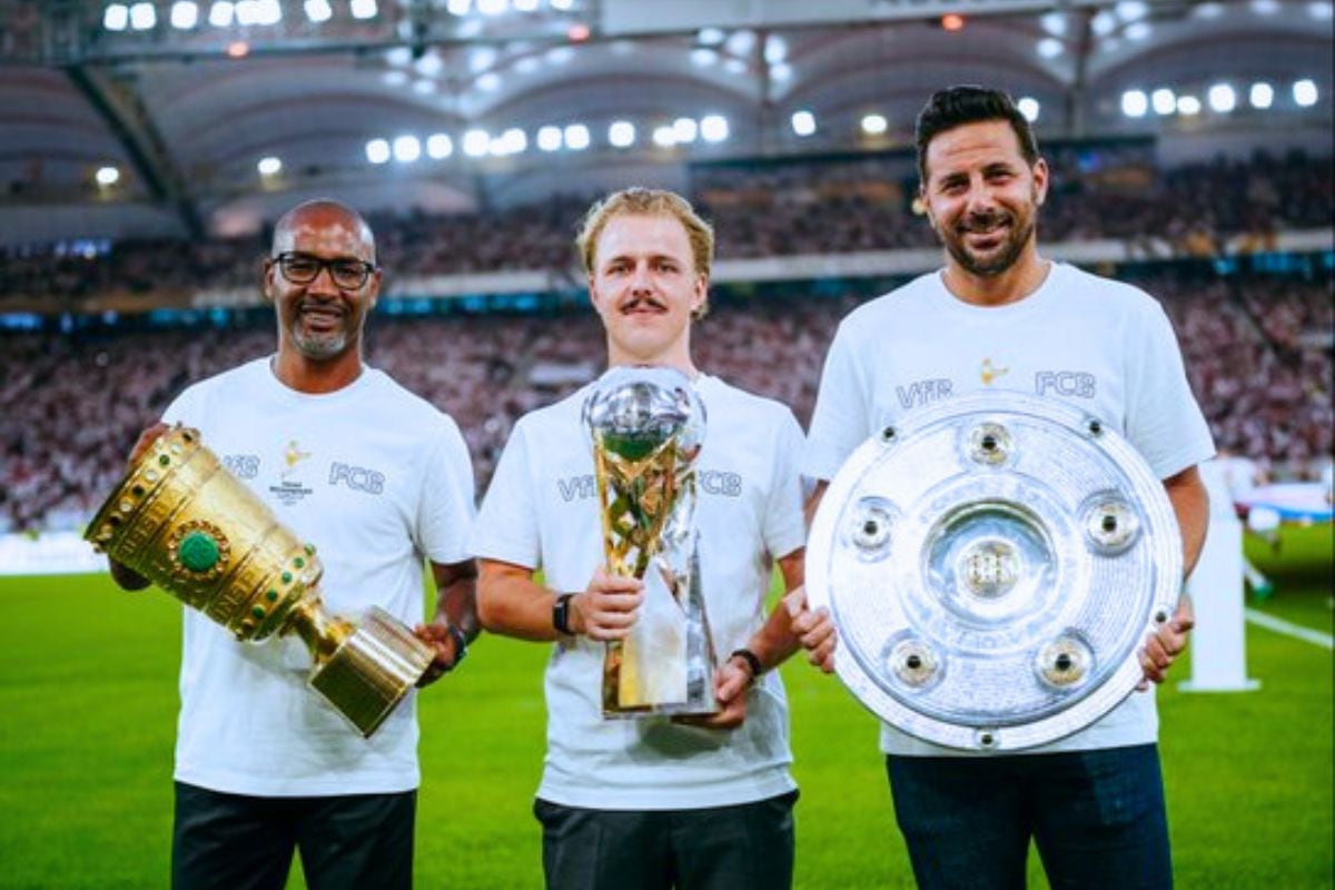 Claudio Pizarro muestra algunos de los trofeos que levantó en Alemania (Foto: @bundesliga)