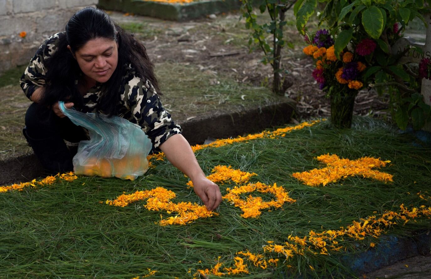 La flor de cempasúchil se usa para decorar las tumbas y también se coloca en los altares de las casas (Foto: AFP)