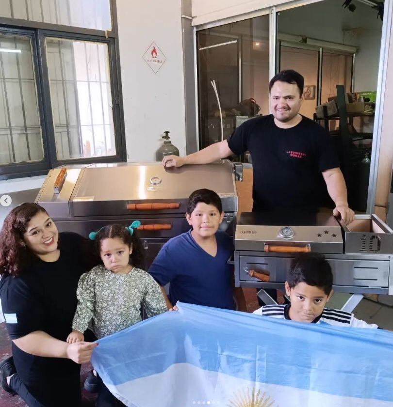 La familia de Guille, quien recibió el mensaje de Messi para la fabricación de su parrilla.