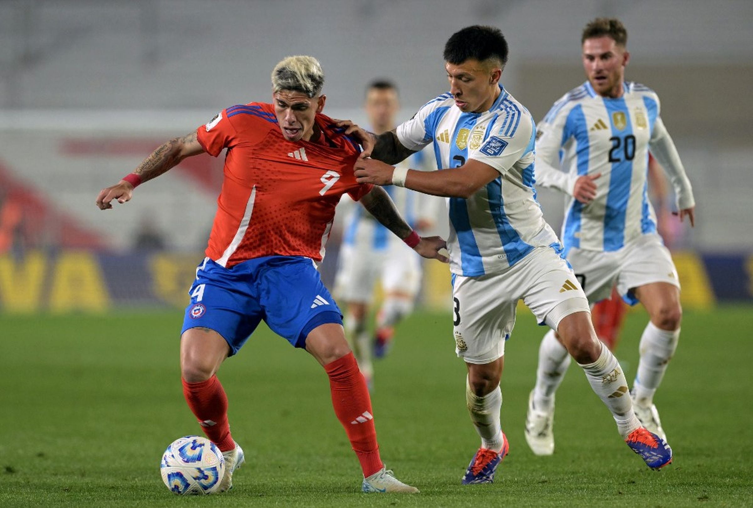 Argentina y Chile se miden este jueves 5 de junio por la fecha 15 de las Eliminatorias Mundial 2026. (Foto: AFP)