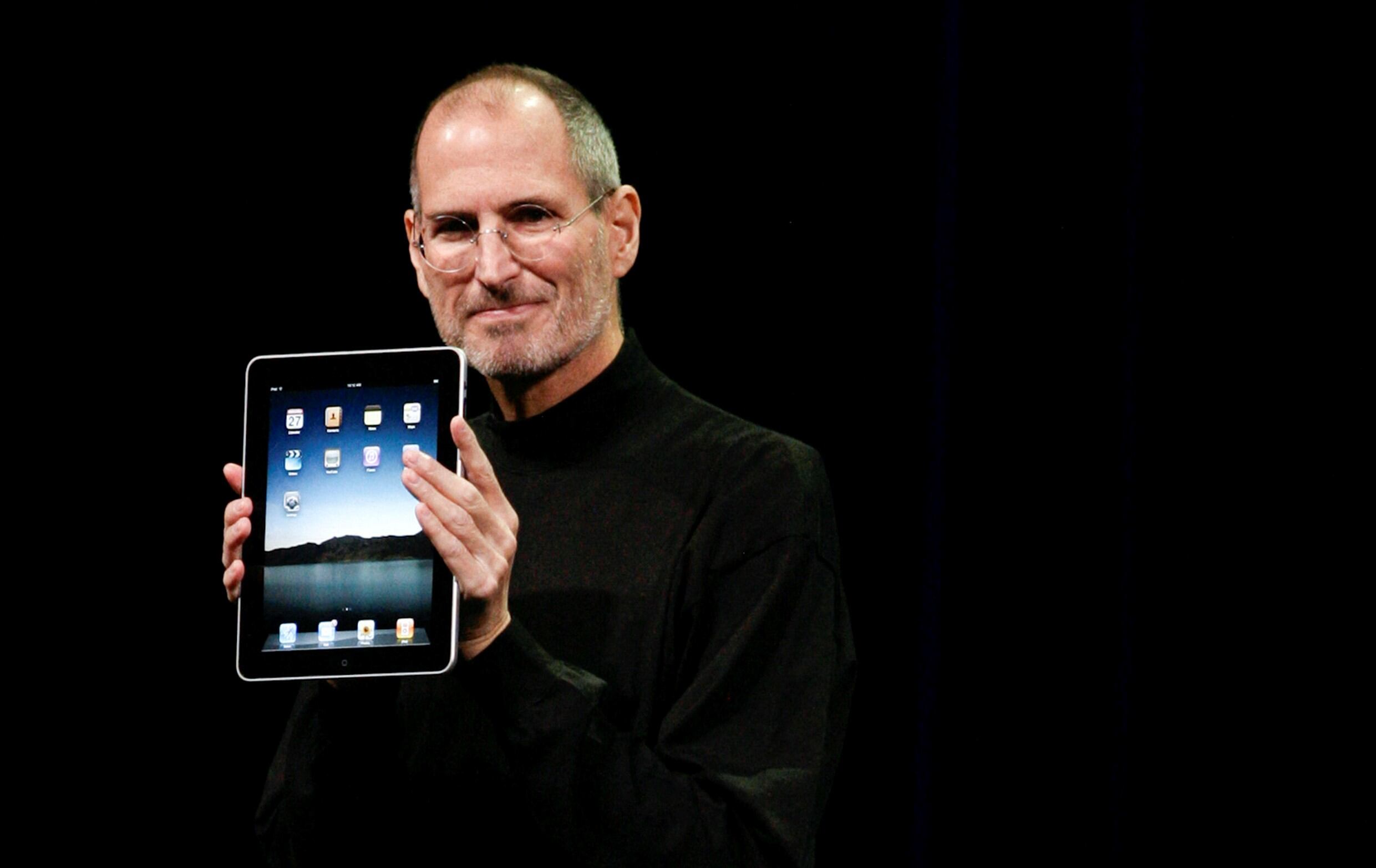 Un 27 de enero del 2010, Steve Jobs, presidente de Apple, presenta el iPad, un nuevo ordenador tipo tableta. (Ryan Anson / AFP).