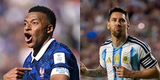 Kylian Mbappé y Lionel Messi se acercan a Miroslav Klose. (Foto: Getty Images)