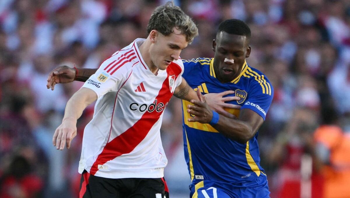 Luis Advíncula sufrió al marcar a Facundo Colidio. (Foto: Getty Images)