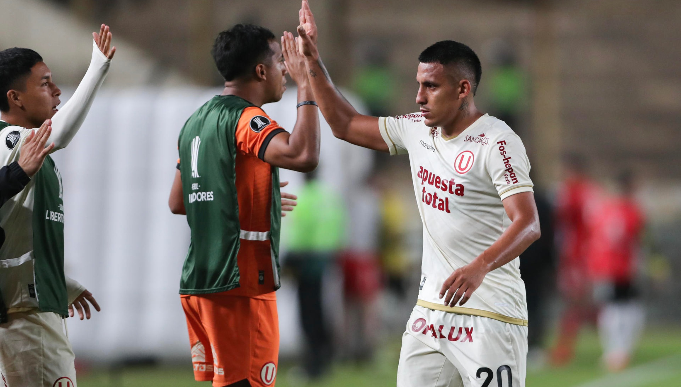 Álex Valera (d) de Universitario celebra su gol este miércoles, en un partido de la fase de grupos de la Copa Libertadores entre Universitario y Barcelona SC en el estadio Monumental U Marathon en Lima (Perú). EFE/ Paolo Aguilar