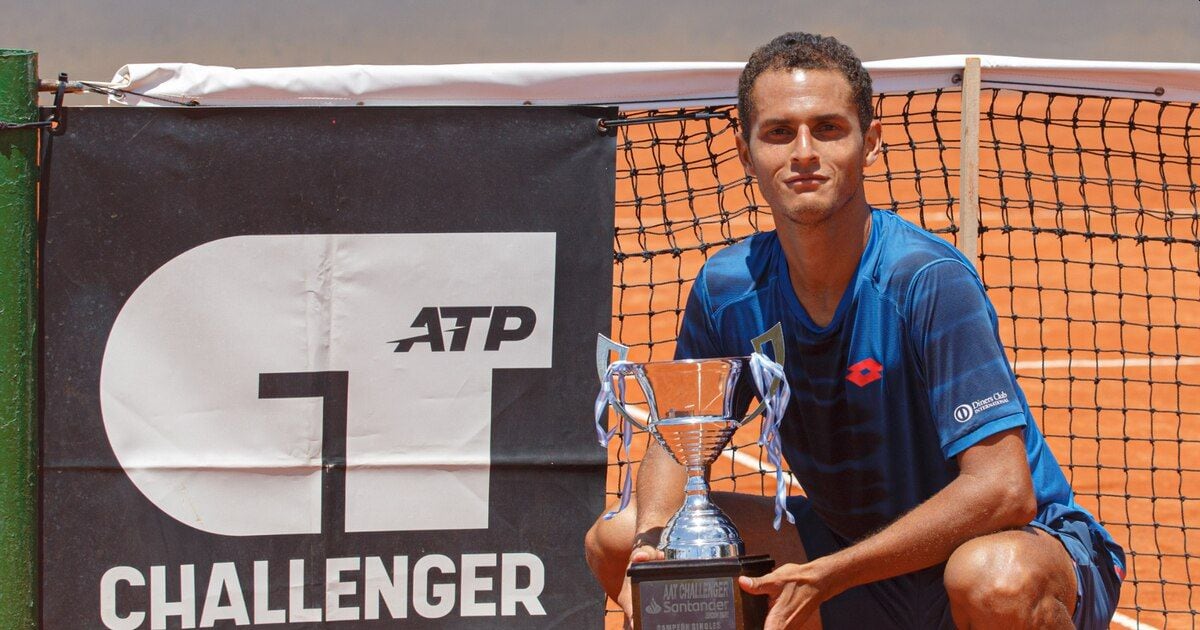 Juan Pablo Varillas con el trofeo del Challenger de Buenos Aires que ganó en 2025.