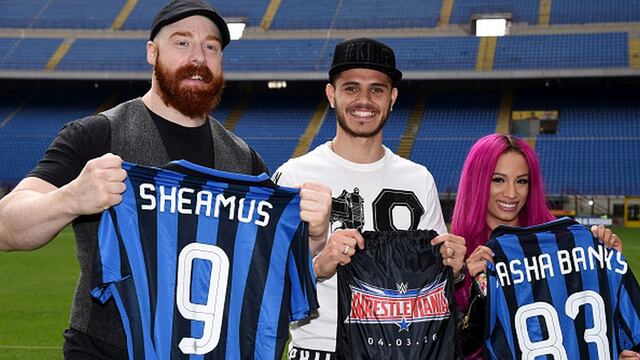 Mauro Icardi recibió a Sheamus y Sasha Banks en el Giuseppe Meazza