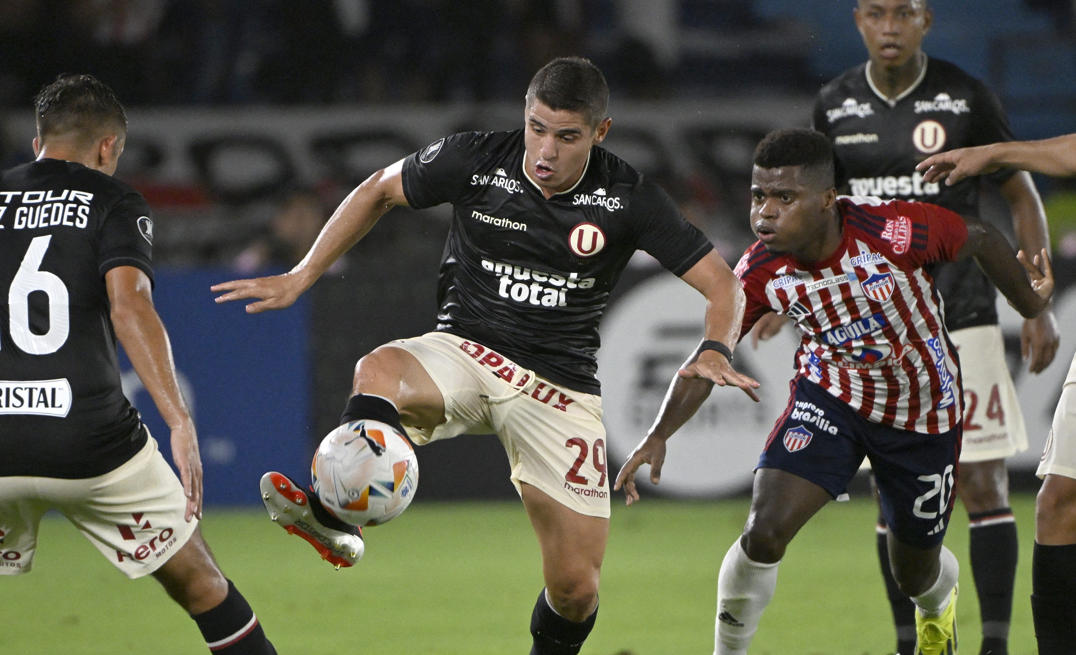 Universitario sacó un valioso empate 1-1 ante Junior en Barranquilla por la Copa Libertadores. (AFP)