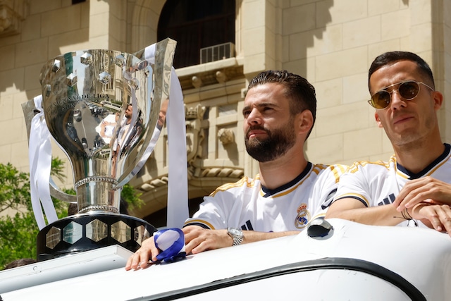 Los jugadores salieron al balcón del Ayuntamiento, donde Jude Bellingham y Toni Kroos se mostraron convencidos de que el Real Madrid conquistará la decimoquinta en Wembley. (Foto: EFE)
