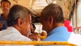 Hombres tienen hilarante discusión por asiento de bus y la policía interviene para calmarlos