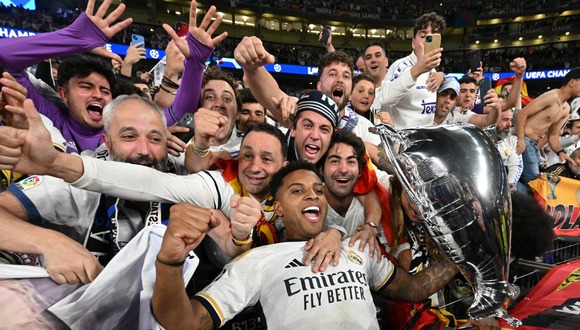 Rodrygo celebra el triunfo del Real Madrid con los hinchas merengues que acudieron al Wembley Stadium de Londres. (Foto: AFP)
