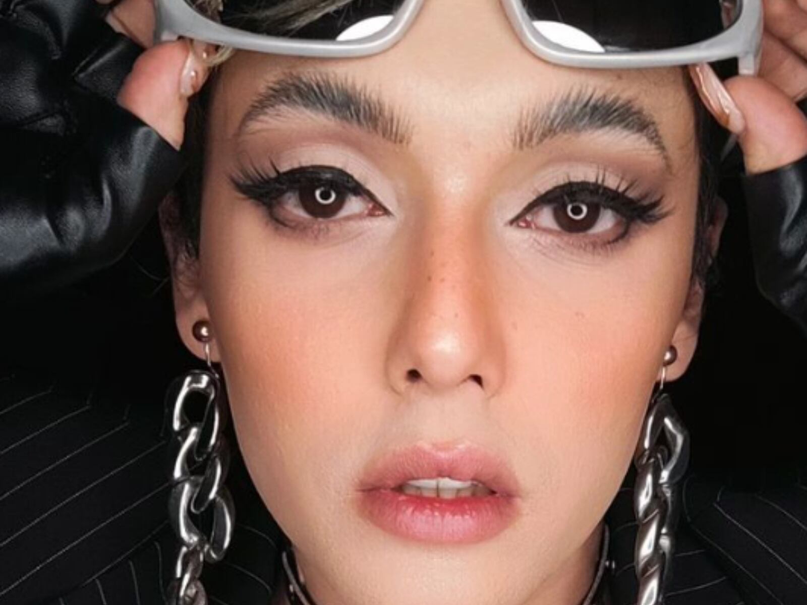 La celebridad levantándose los lentes de sol (Foto: Coco Máxima / Instagram)