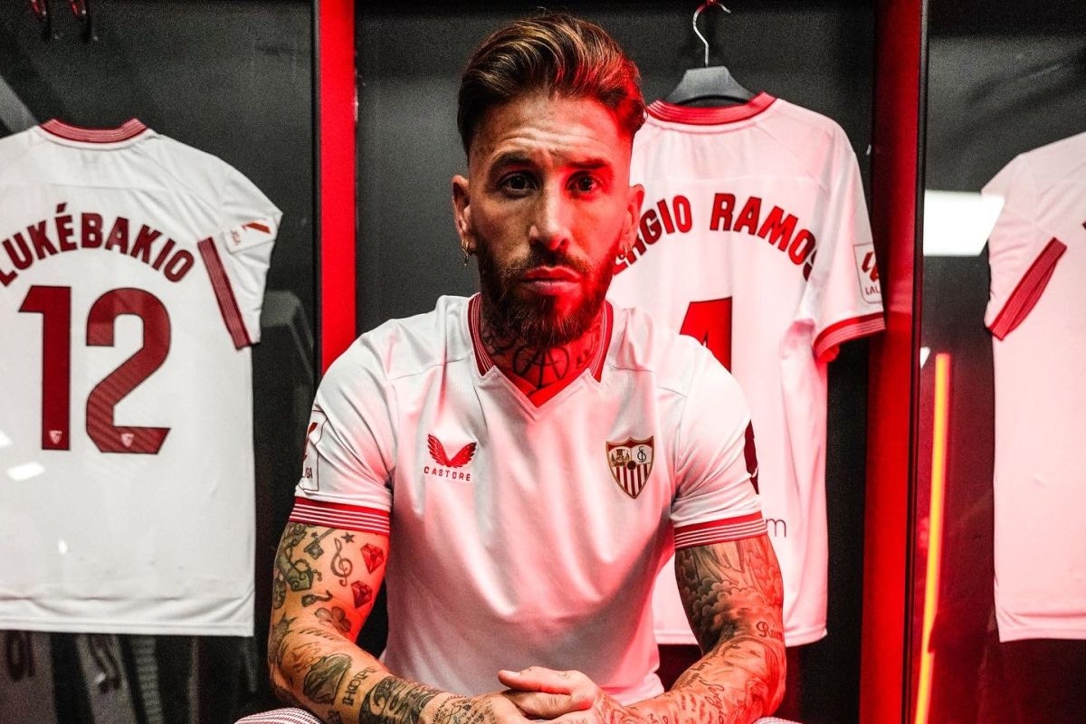 Sergio Ramos volvió a Sevilla como jugador libre y firmó por una temporada. (Foto: @SevillaFC)