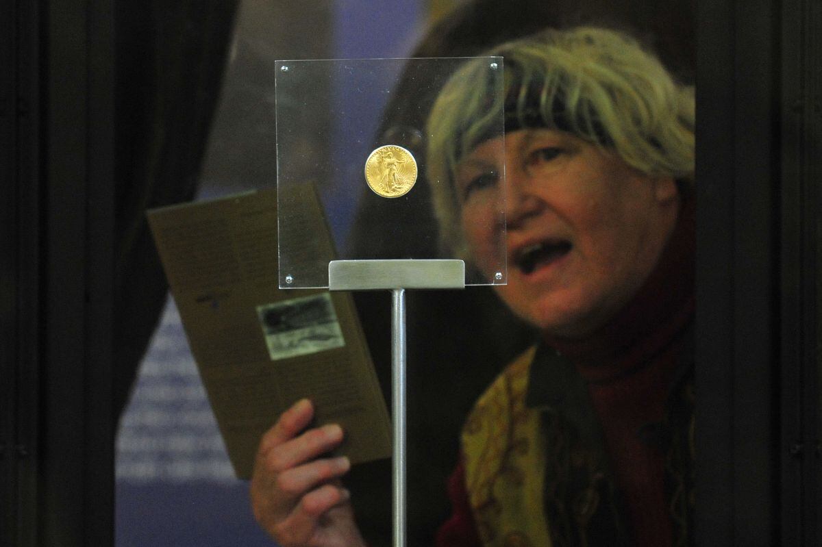 Los visitantes hacen cola para ver una moneda de oro de 20 dólares con doble águila de 1933 durante la exposición de dos días en el Museo Nacional el 12 de marzo de 2012 en Praga (Foto: Michal Cizek / AFP)
