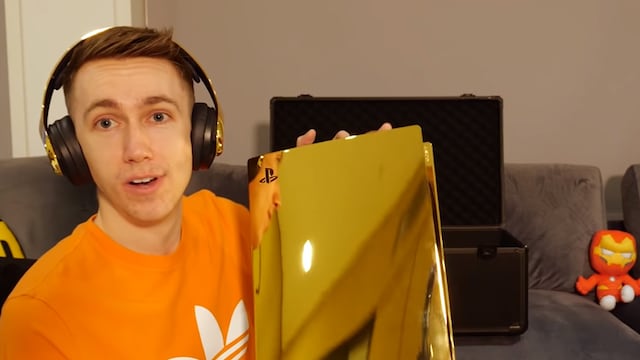PS5 bañada en oro: youtuber compró esta consola a 11 mil dólares