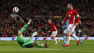 Wayne Rooney empujó a Renato Tapia y anotó gol para Manchester United