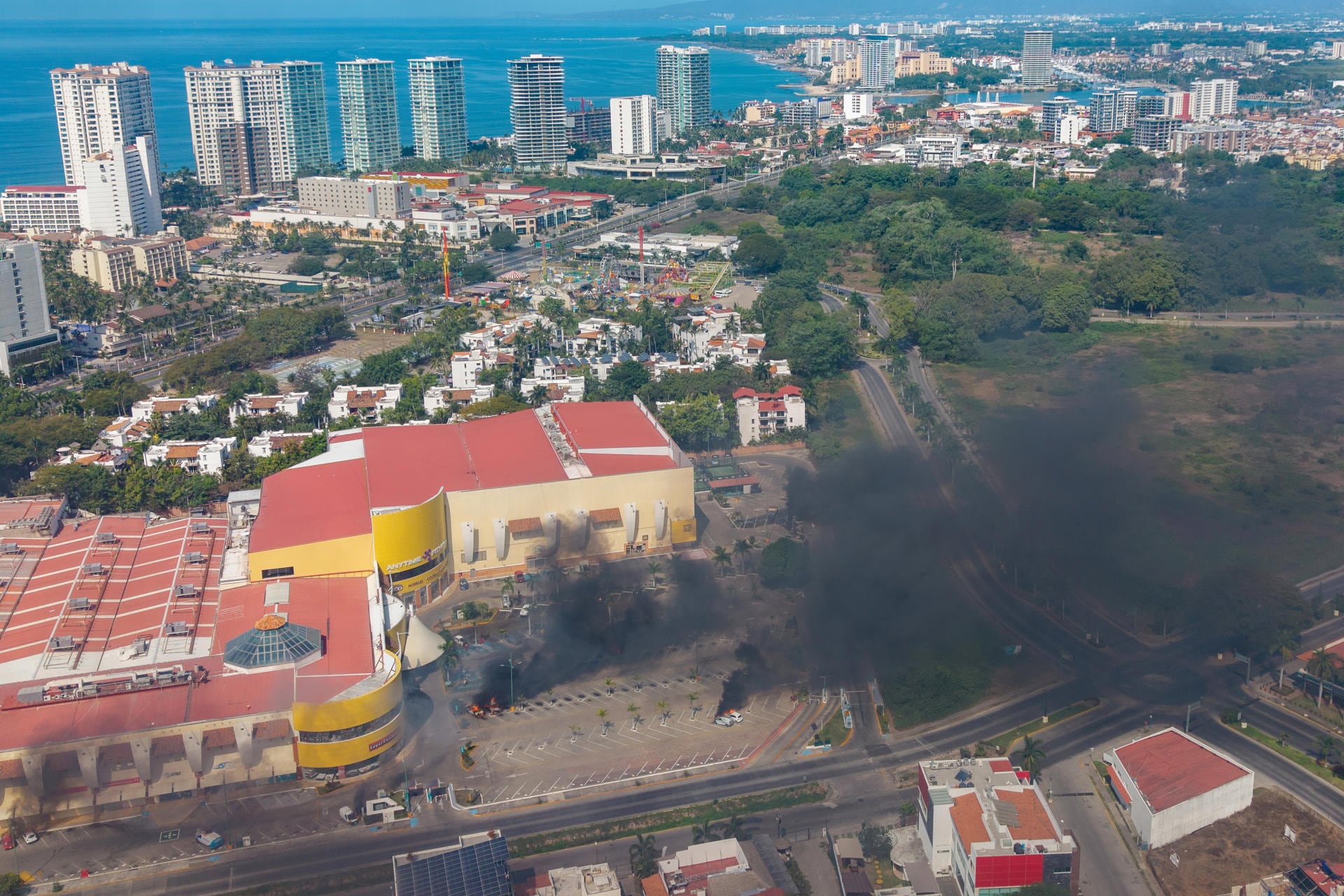 Fotografía aérea donde se ven columnas de humo en Puerto Vallarta tras reacciones violentas por el abatimiento de Nemesio Rubén Oseguera Cervantes, alias El Mencho. (EFE/ STR).