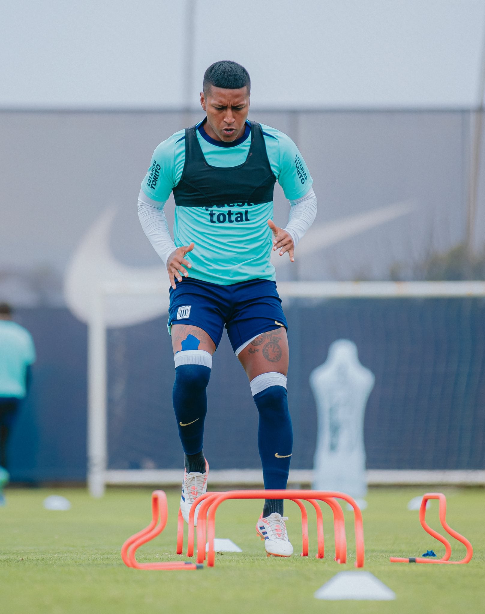 Pedro Aquino fue formado en Sporting Cristal, club con el que debutó en 2011, y Alianza Lima es su segundo club en Perú.