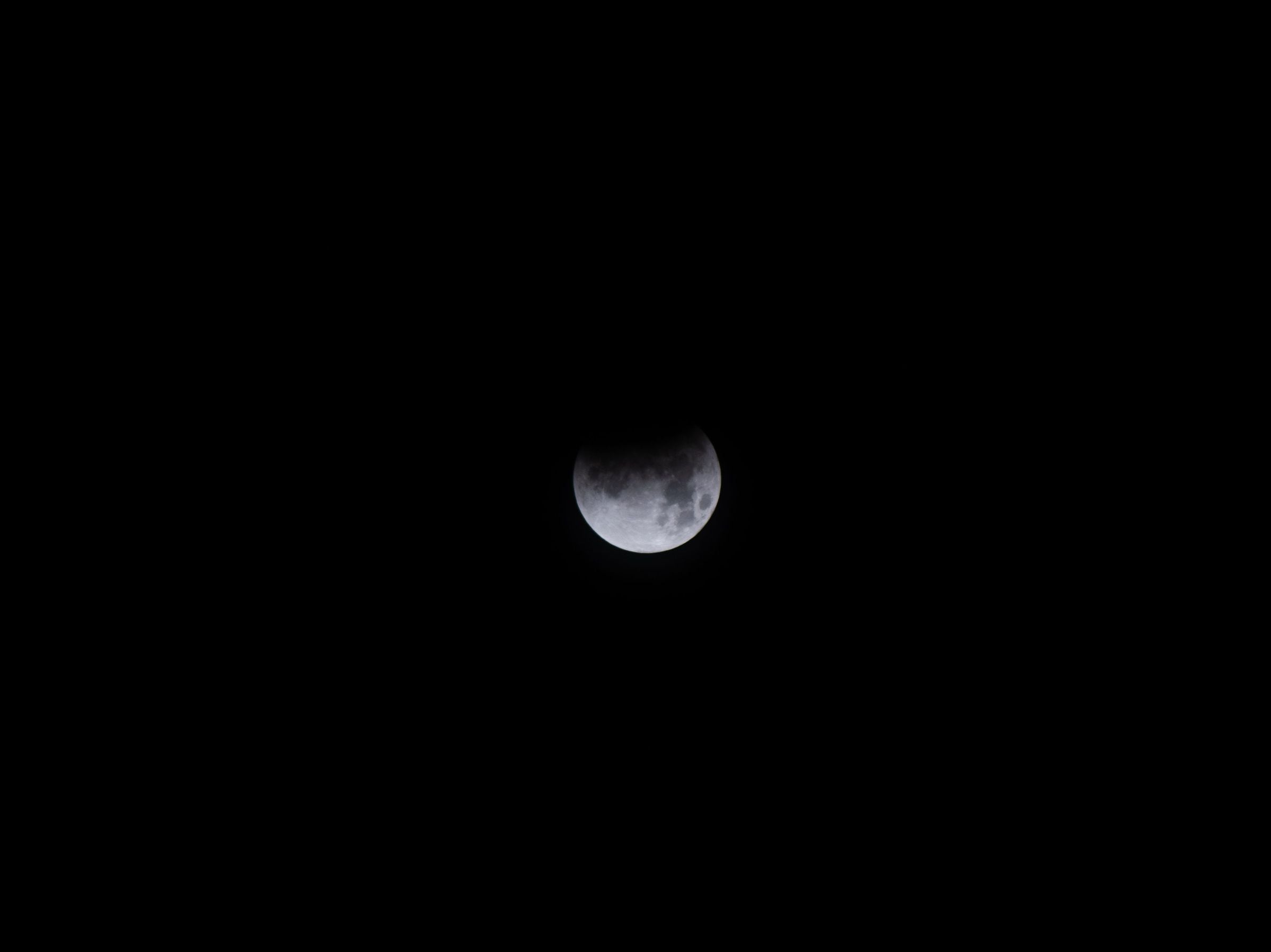 Un eclipse lunar parcial es un fenómeno astronómico en el que la Tierra se interpone entre el Sol y la Luna, pero sin una alineación perfecta. (Foto: Ryan Leeper / Pexels)