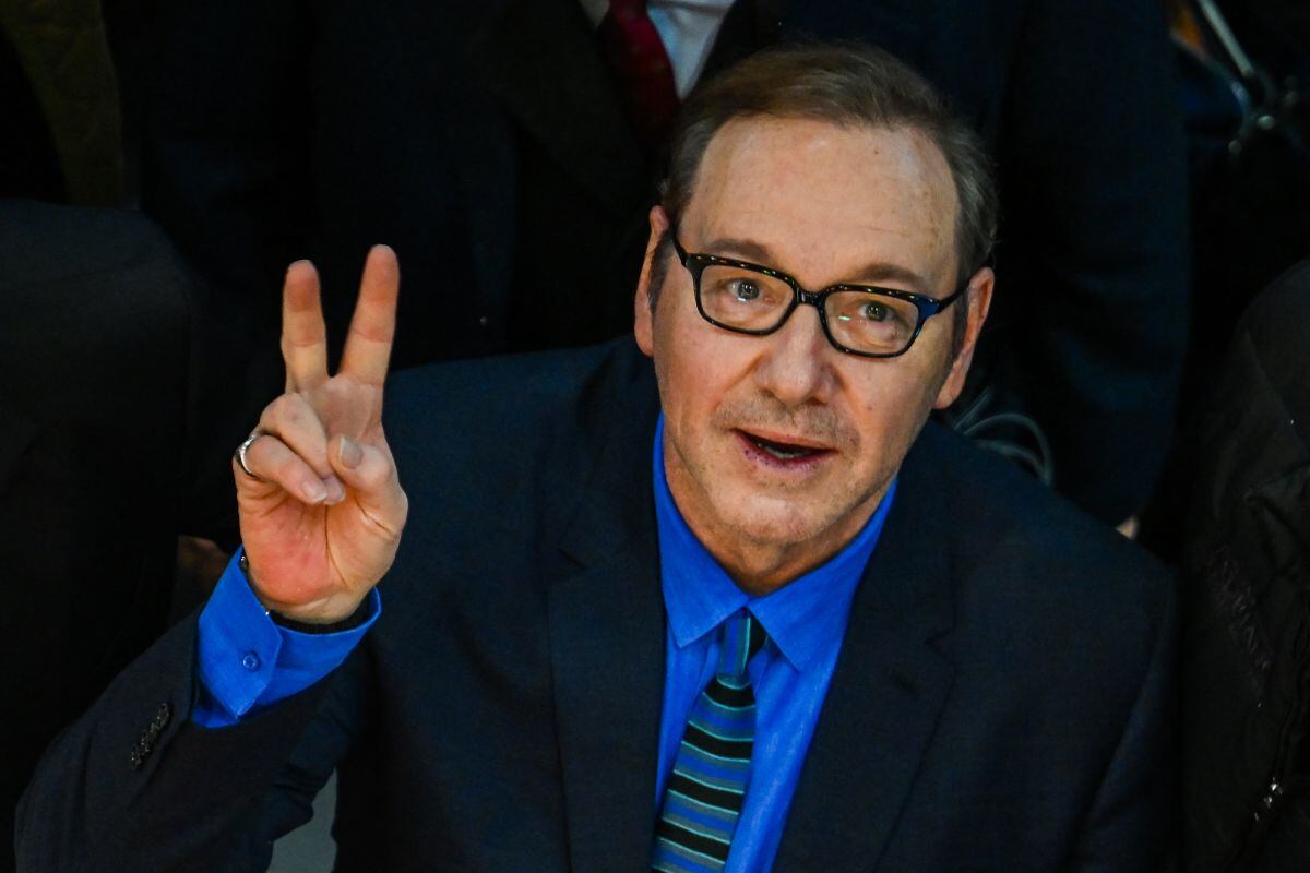 Kevin Spacey hace un gesto cuando llega el 18 de enero de 2023 a una sesión fotográfica de la película "El hombre que dibujó a Dios" (L'Uomo che Disegno Dio) en el Teatro Adriano de Roma (Foto: Filippo Monteforte / AFP)