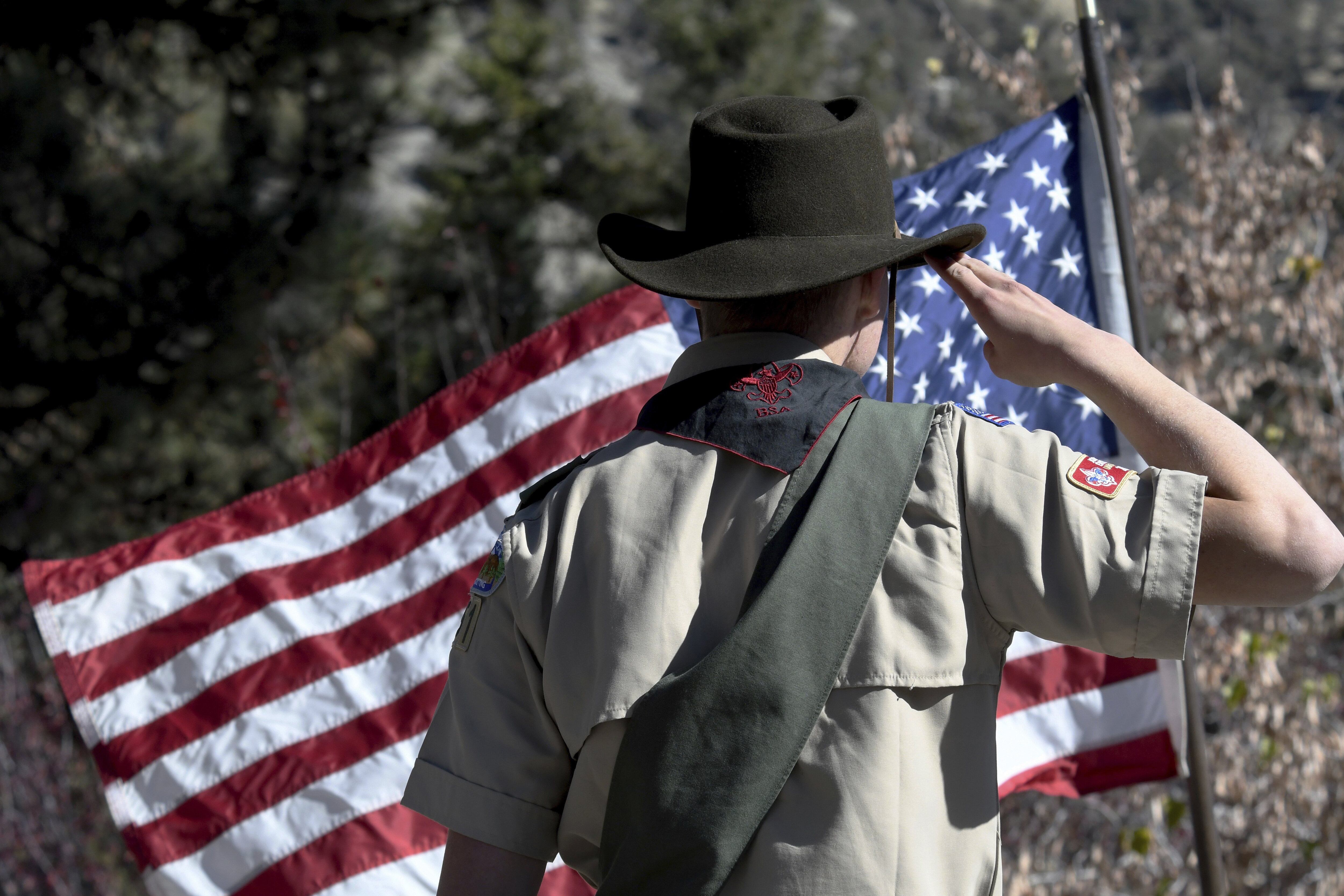 Los Boy Scouts participan en una ceremonia del Día de los Veteranos en Wrightwood, California, el 11 de noviembre del 2018. (James Quigg / AFP).