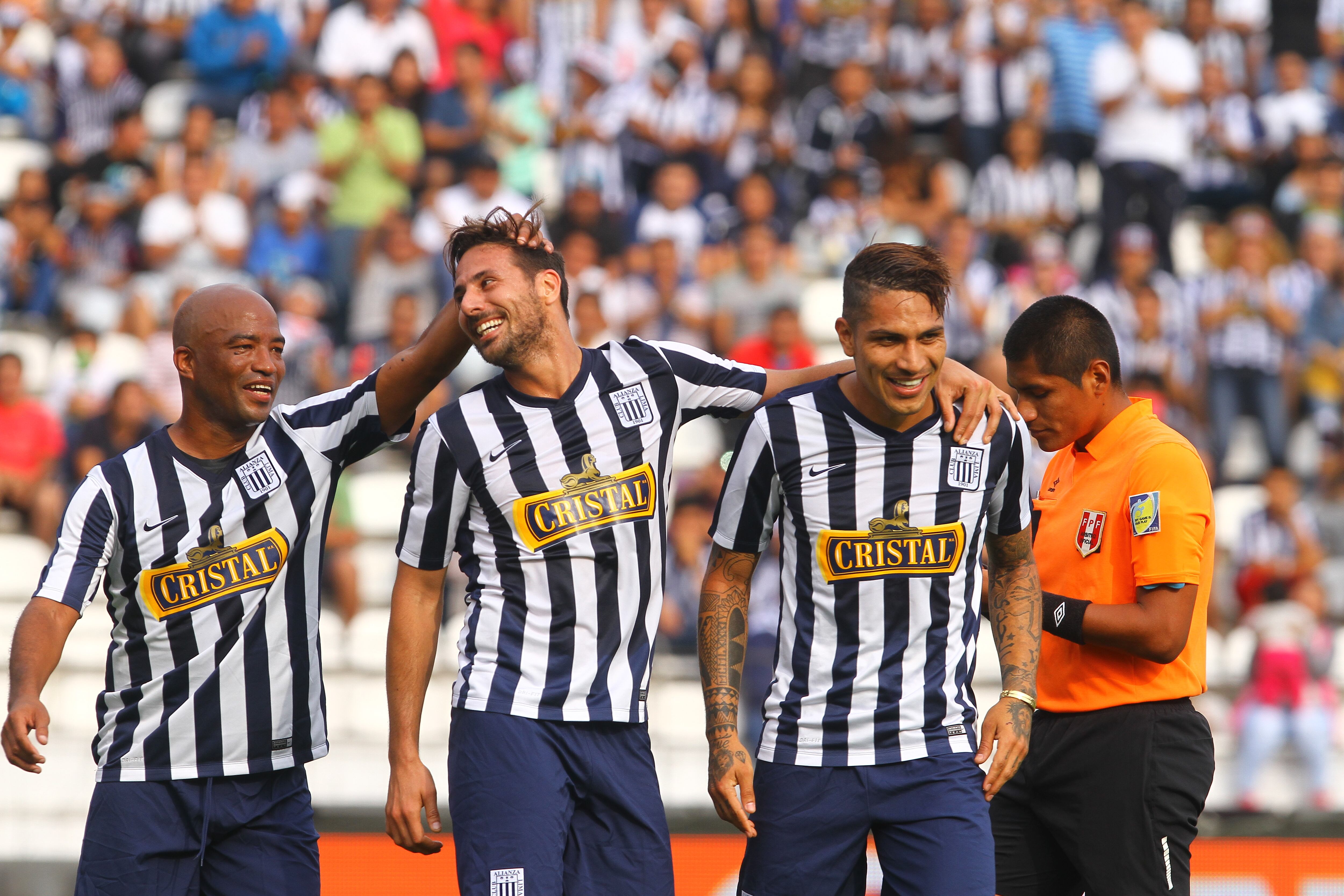 Paolo Guerrero con camiseta de Alianza Lima en el 'Día del Hincha Blanquiazul' junto a Claudio Pizarro y Waldir Sáenz. (Foto: Horacio Díaz / Grupo Epensa)