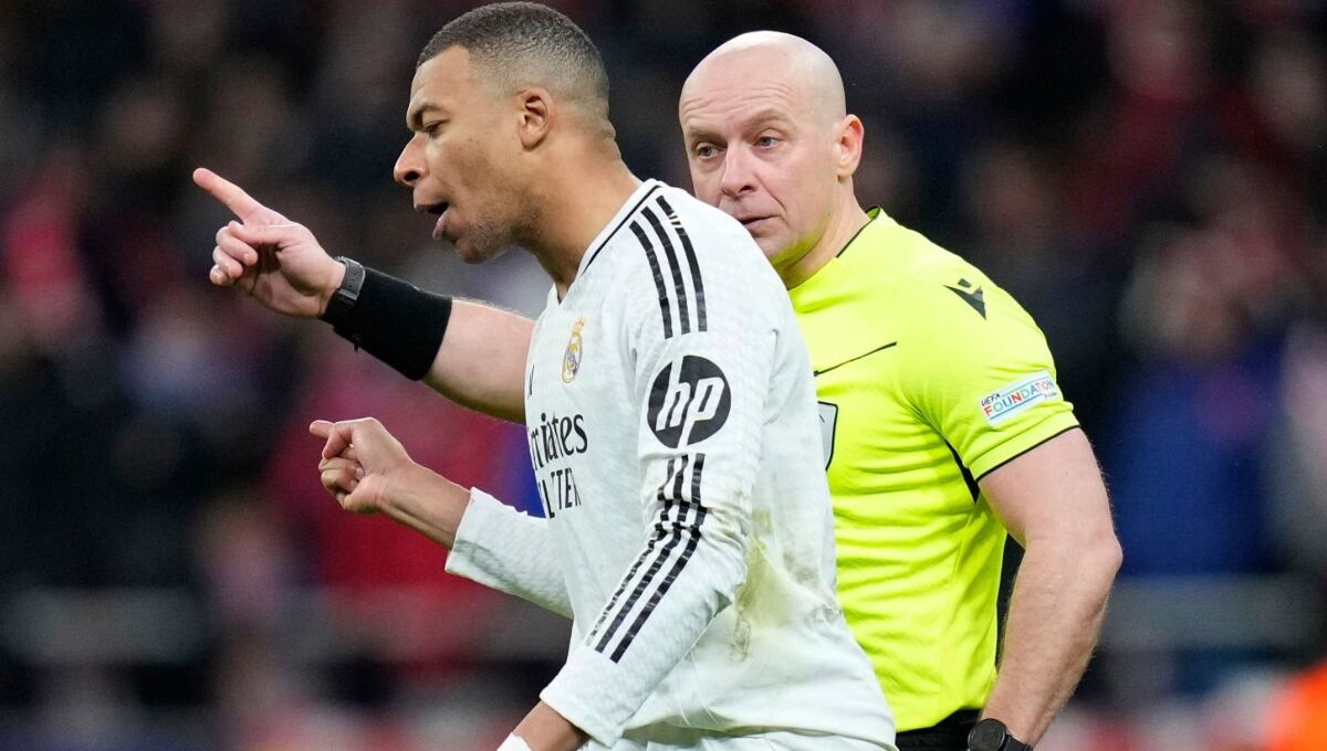 Kylian Mbappé le reclamó a Szymon Marciniak por el penal de Julián Álvarez. (Foto: Getty Images)