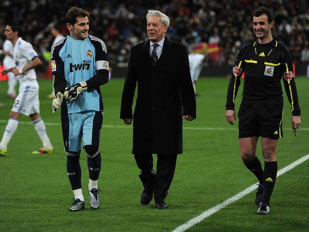 Mario Vargas Llosa fue homenajeado por el Real Madrid en 2010. (Foto: Agencias)