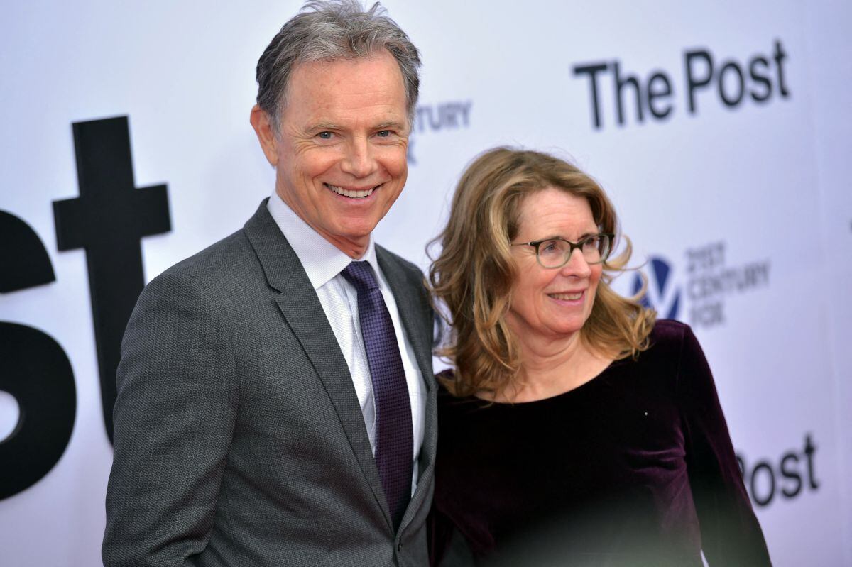 El actor Bruce Greenwood y su esposa Susan Devlin llegan al estreno de "The Post" el 14 de diciembre de 2017 en Washington, DC. (Foto: Mandel Ngan / AFP)