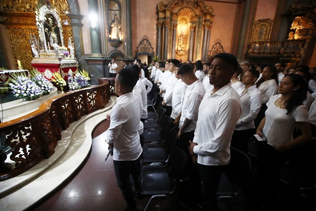 Plantel de Alianza Lima visitó el templo de Las Nazarenas, como parte de la tradición religiosa que tiene el club por el Señor de los Milagros. (Foto: jorge.cerdan/@photo.gec)