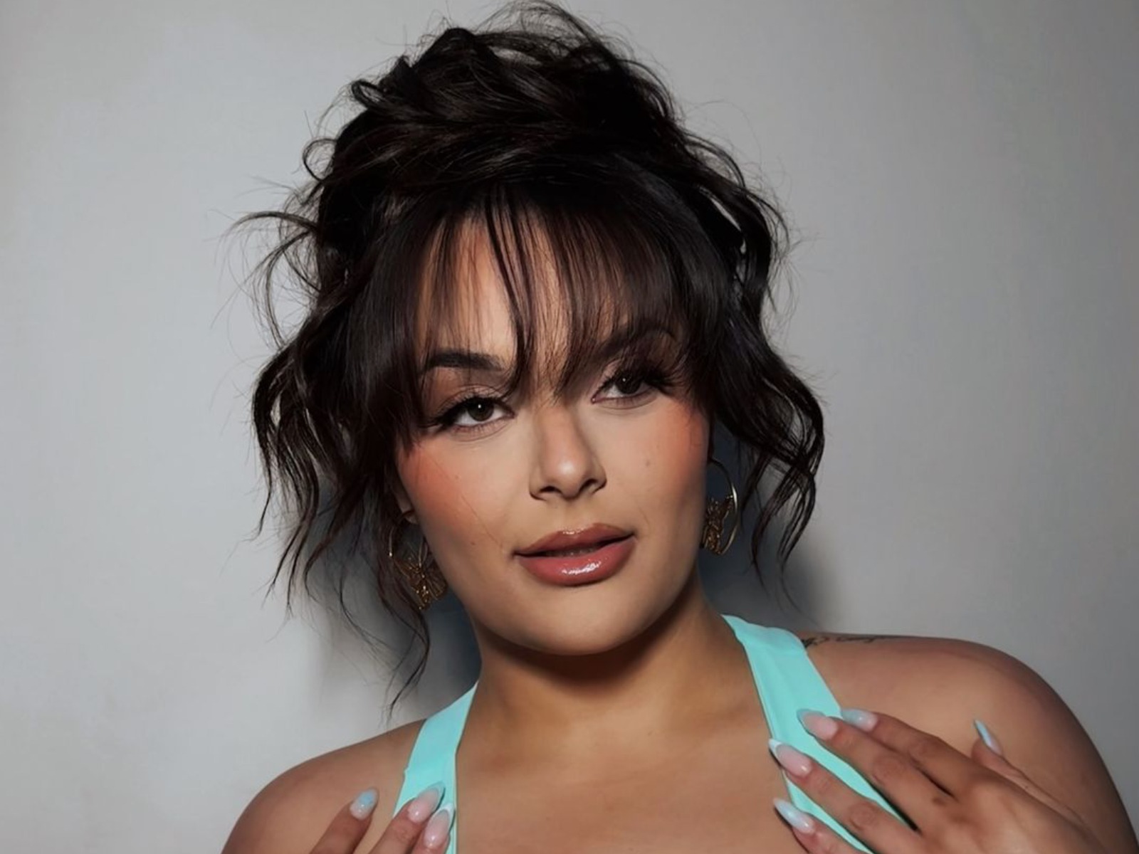 Jenicka López presumiendo un maquillaje y peinado fuera de lo común mientras está vestida con un bikini (Foto: Jenicka López / Instagram)