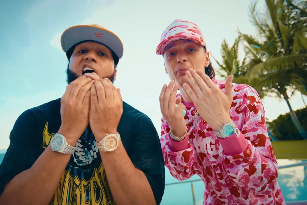 En el video oficial de "Plebada", Peso Pluma volvió a hacer gala de su pasión por los relojes (Foto: El Alfa / YouTube)
