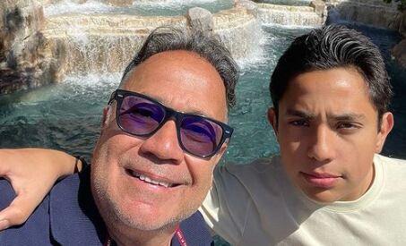 El hijo de Nicandro Díaz junto a su padre (Foto: Nicandro Díaz / Instagram)