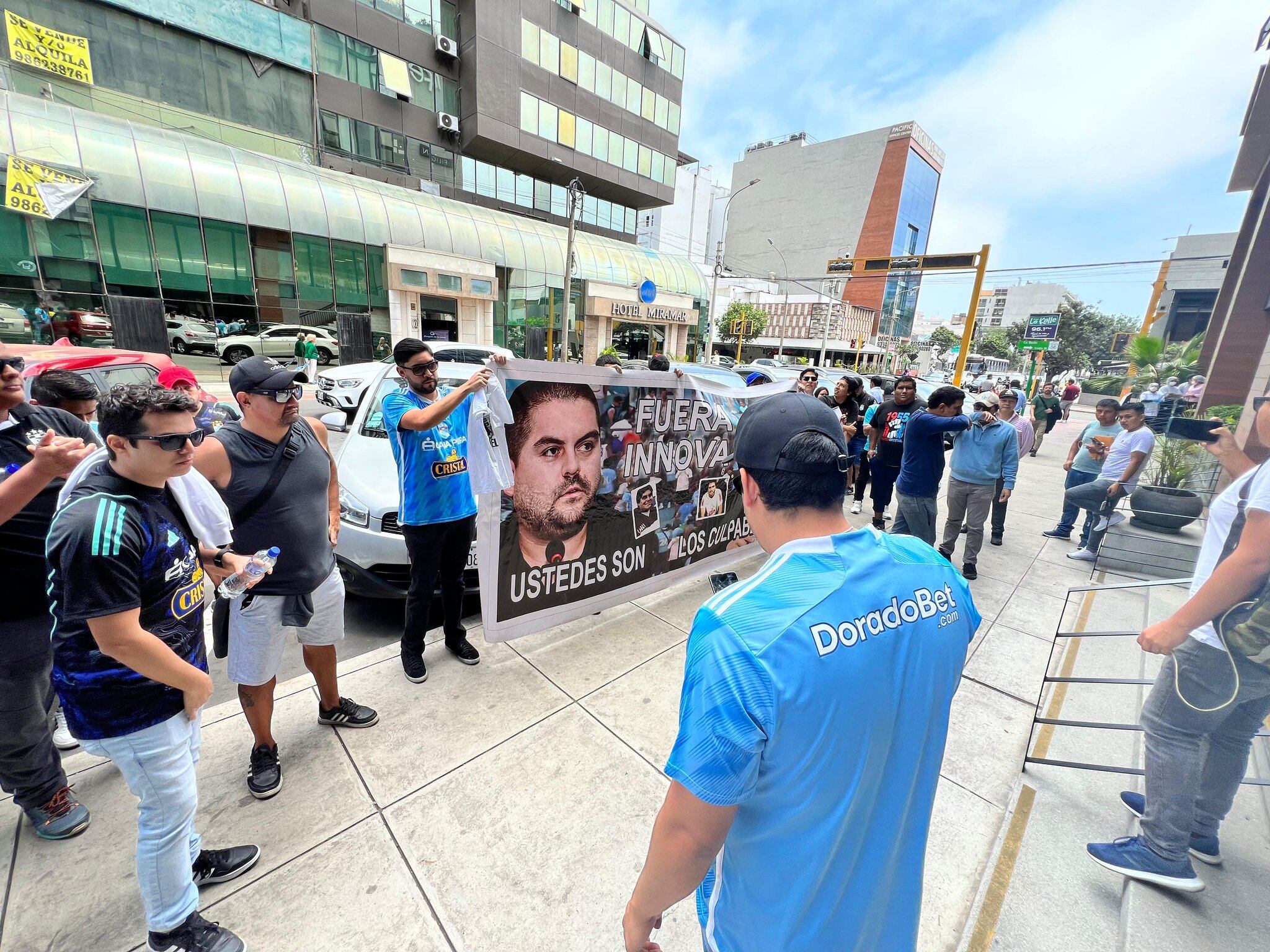 Hinchas protestaron contra Innova Sports. (Foto: ComunidadCeleSC)