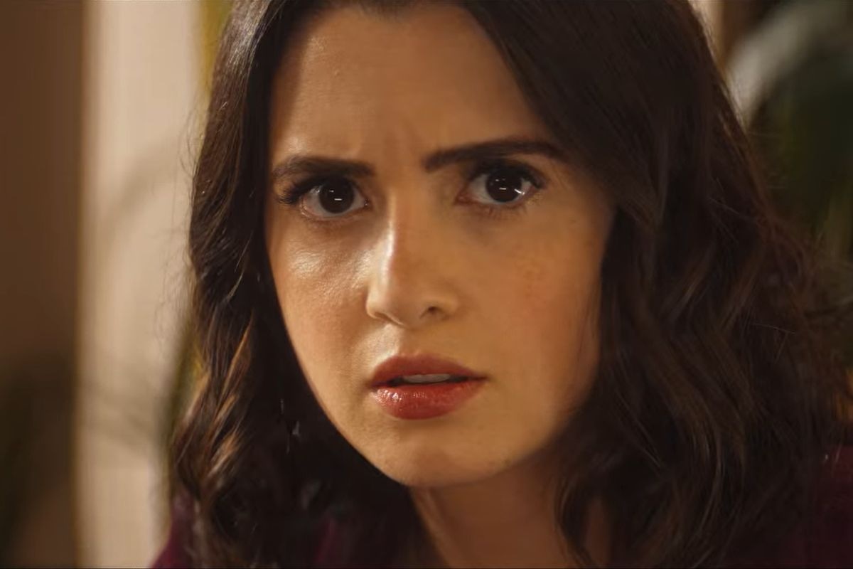 Laura Marano como Cami en "Choose Love". Ella no sabe con quién de los tres chicos que le gustan quedarse (Foto: Netflix)