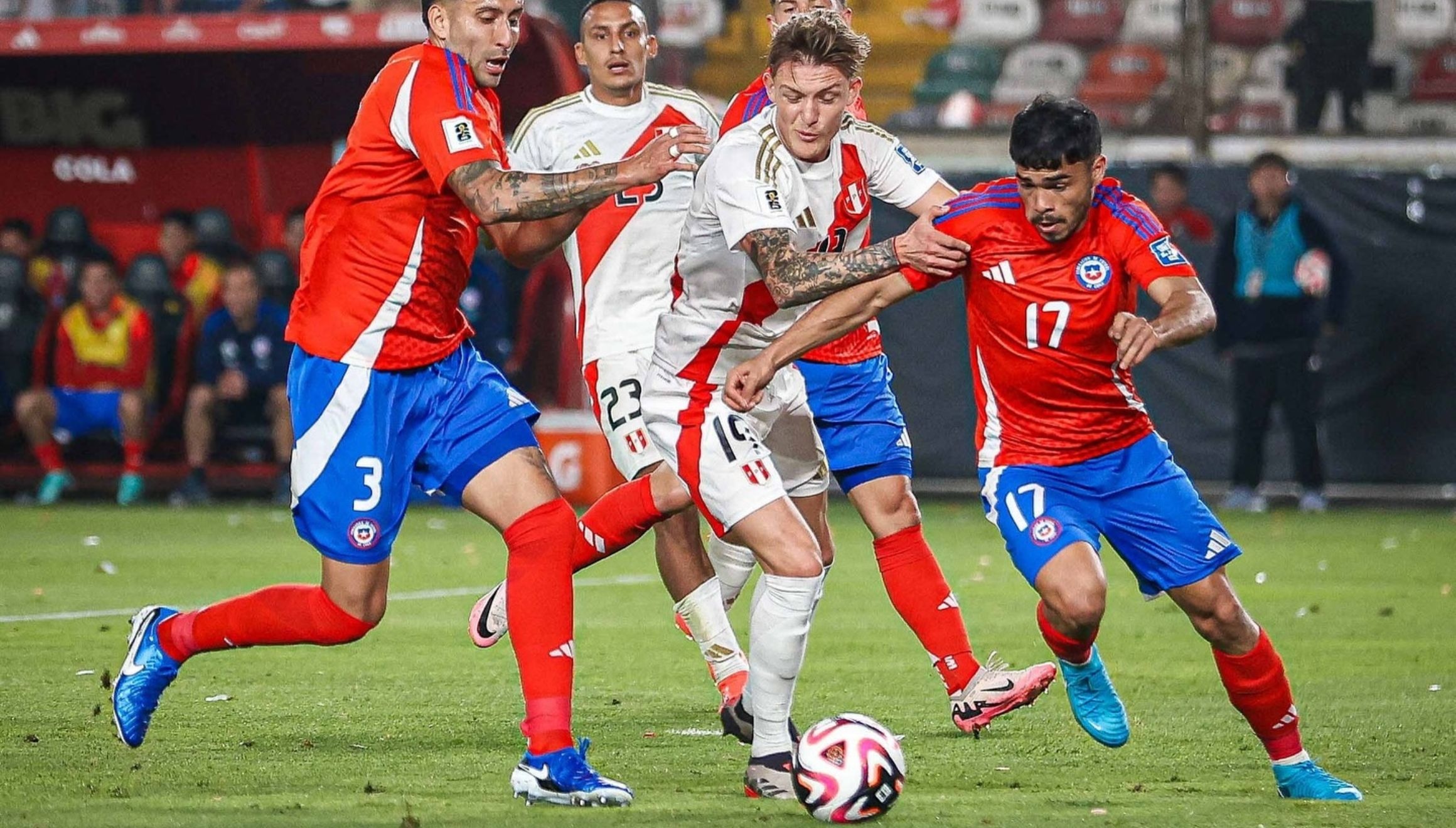 Perú y Chile igualaron sin goles la última vez que se enfrentaron por la fecha 11 de las Eliminatorias Sudamericanas, el año pasado. (Foto: @labicolor)