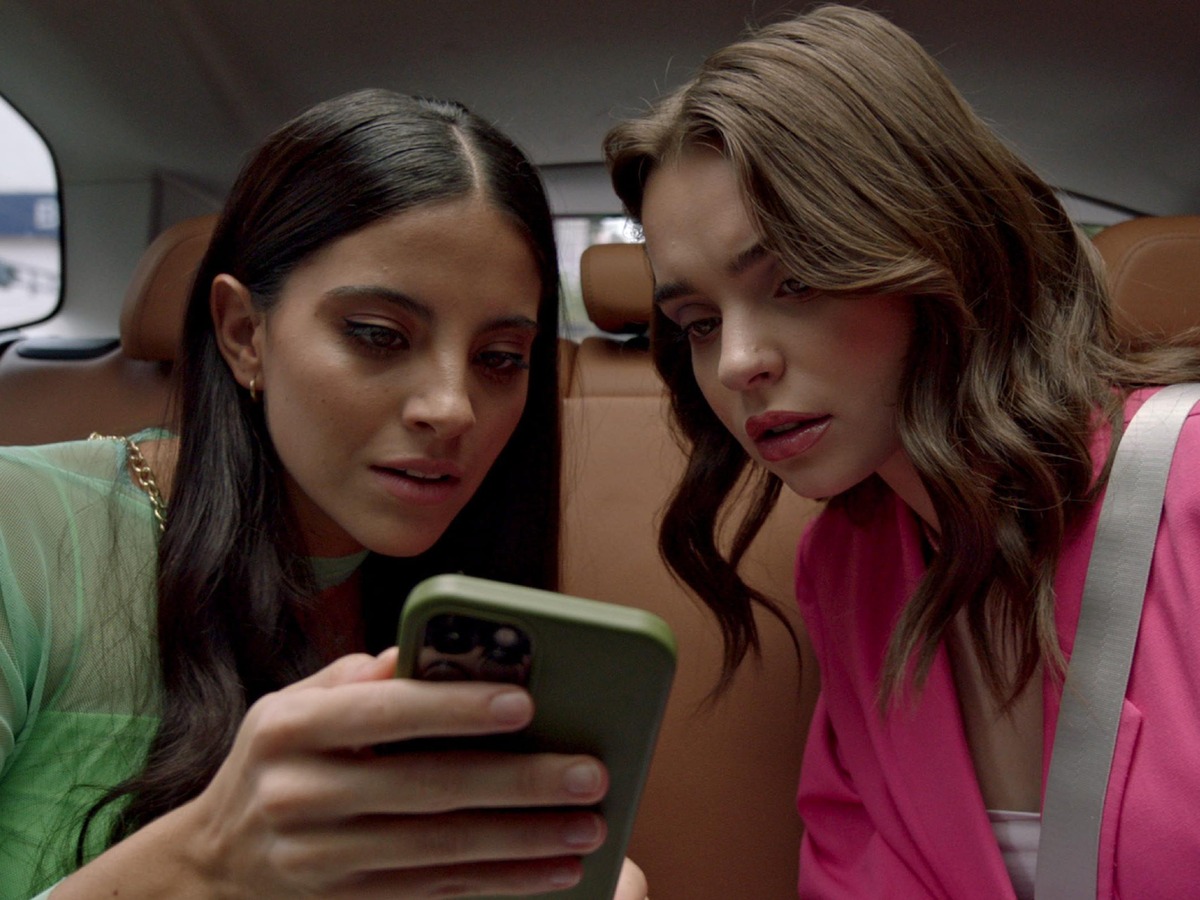 Las actrices Macarena García y Diana Carreiro en "Señora influencer" (Foto: Amazon Prime Video)