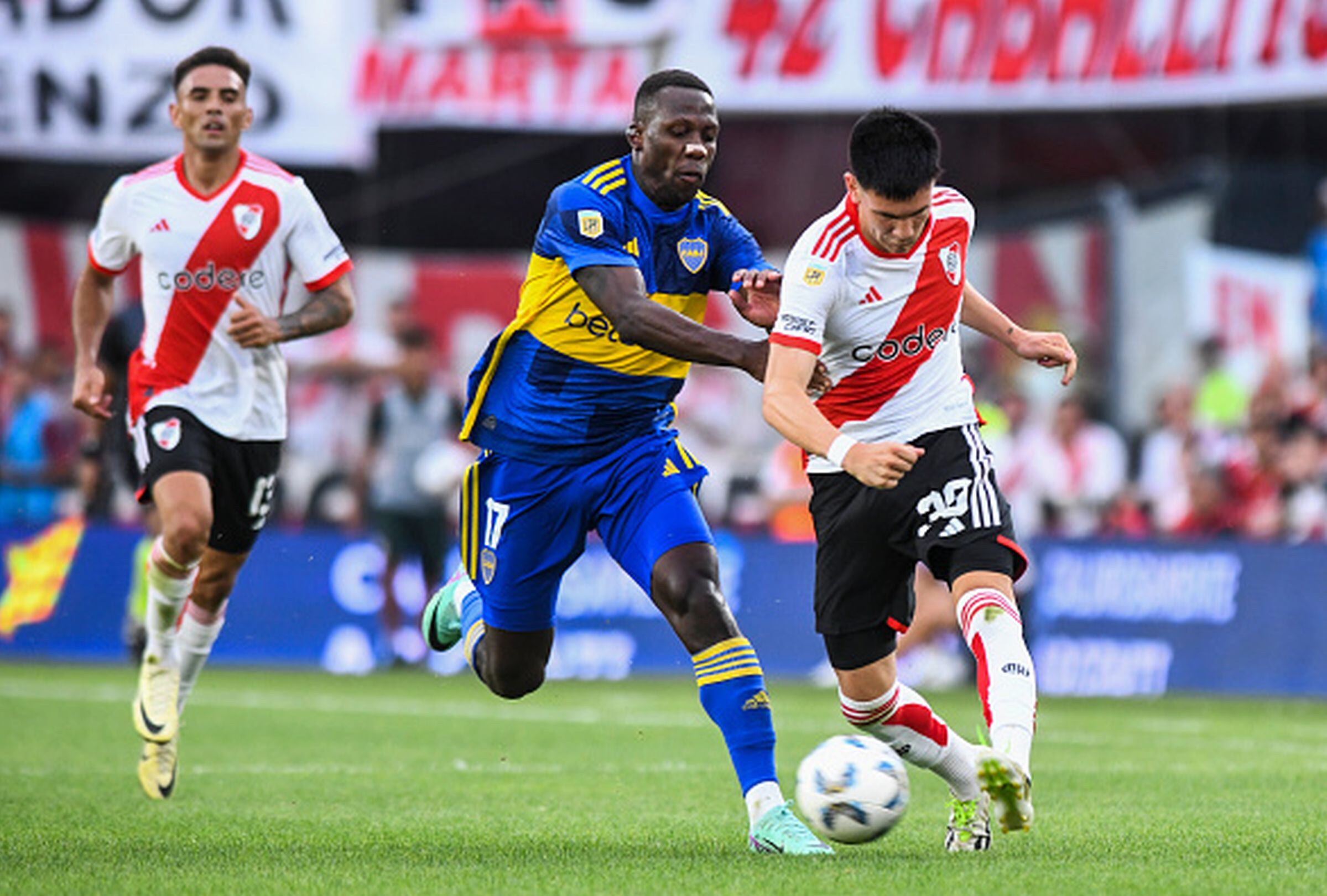 River Plate y Boca Juniors juegan el domingo 27 de abril por la fecha 15 del Torneo Apertura 2025, desde el Estadio Monumental de Buenos Aires. (Foto: Getty Images)
